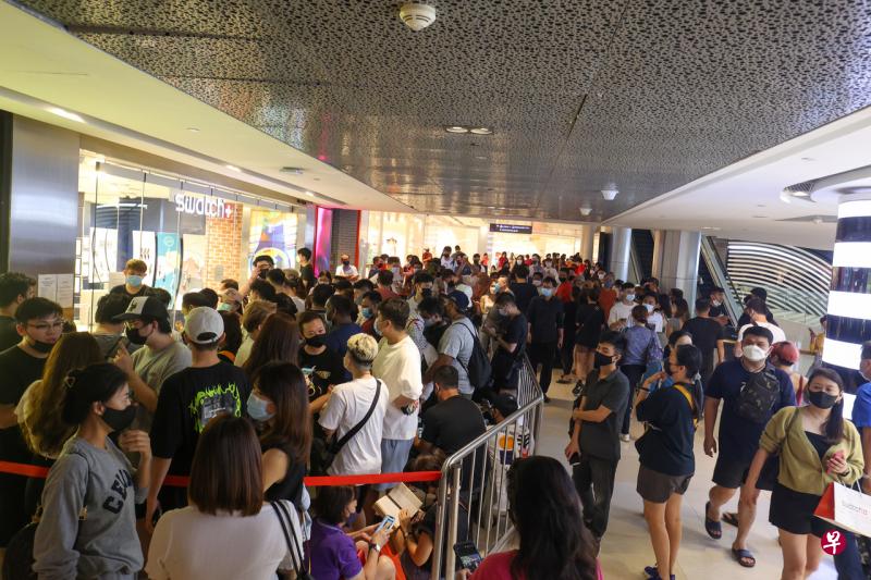 不少人为抢购新表，一大早在爱雍乌节（ION Orchard）的店面前排起长队，有一名公众晕倒。（蔡家增摄） 