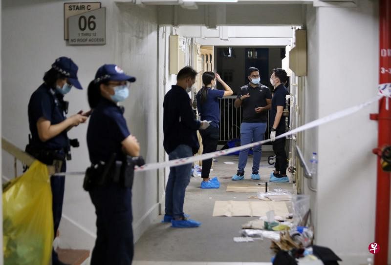 一名男子3月23日在明地迷亚路第33座组屋附近持刀，过后遭警方击毙。（档案照） 