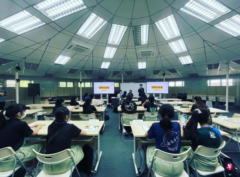 语特学生用心聆听学长的经验之谈。（淡马锡初院提供） 