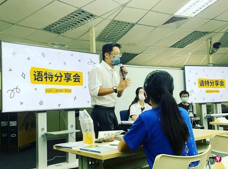 淡初刘院长发表致辞，鼓励在场的语特生继续努力学好华语。（淡马锡初院提供） 