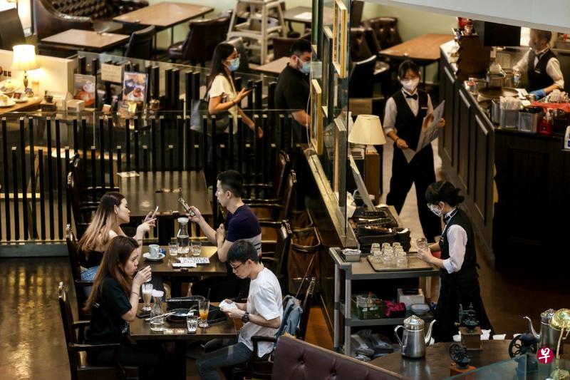 受2021年下半年所实施安全管理措施影响的雇主，如食品服务等行业，将符合领取加强版雇佣补贴的资格。（严宣融摄） 
