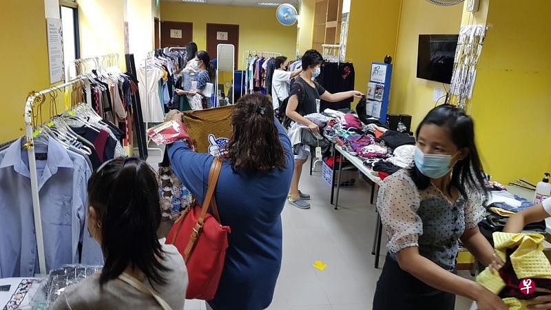 义顺南居民在旧衣对换活动寻找适合的衣物。（受访者提供） 