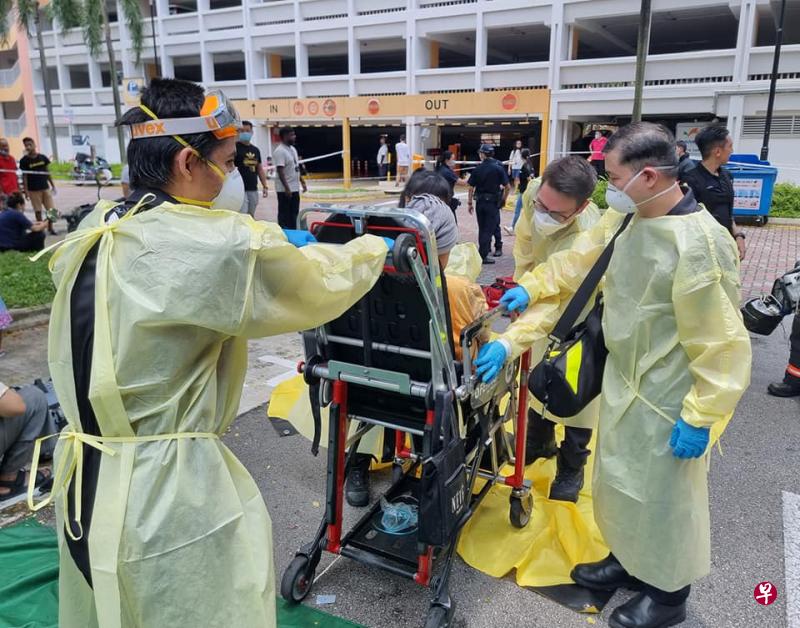 约35名居民在民防和警方的协助下疏散，有五人送院接受治疗。（取自民防部队面簿） 