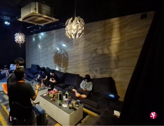 两名青年涉嫌在苏菲雅路（Sophia Road）及尔文坊（Irving Place）无照经营三家KTV，目前被捕，其余涉案顾客也正在接受调查。（警方提供） 