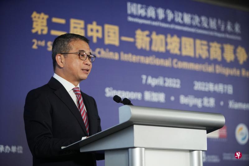 唐振辉在第二届中国—新加坡国际商事争议解决论坛开幕仪式上致辞时，宣布委任联合专家团的消息。（谢智扬摄） 