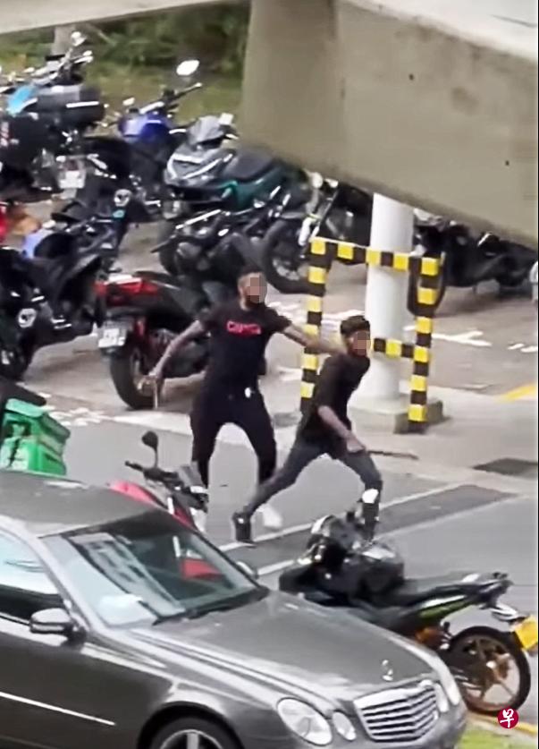两名涉案男子各持一把西瓜刀，涉嫌在街上将两名青年砍伤后逃之夭夭，两名伤者过后送院治疗。（取自网络） 