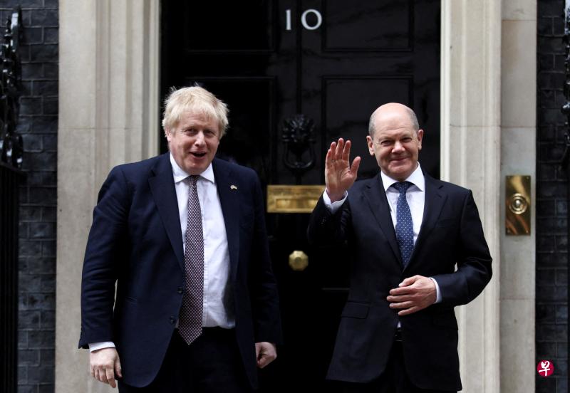德国总理朔尔茨（右）于4月8日到伦敦唐宁街同英国首相约翰逊会晤。(路透社) 