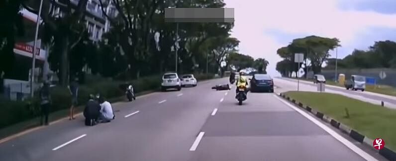 第二辆电单车倒在马路中央。（SG Road Vigilante视频截图） 