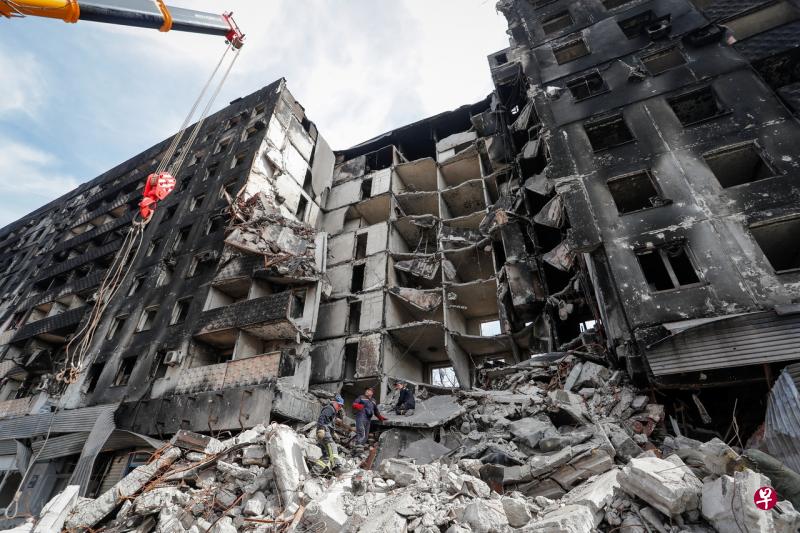 图为在乌克兰南部港口城市马里乌波尔，一座遭到炸毁的建筑物。（路透社） 