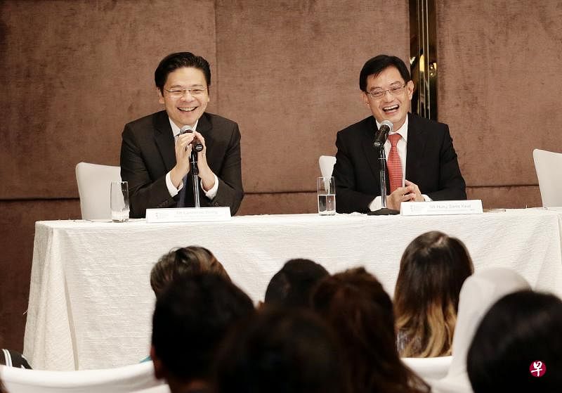获得推举为第四代团队领导的财政部长黄循财（图左），表示自己对获得同僚信任感到谦卑和感激。右为副总理兼经济政策统筹部长王瑞杰。（档案照） 