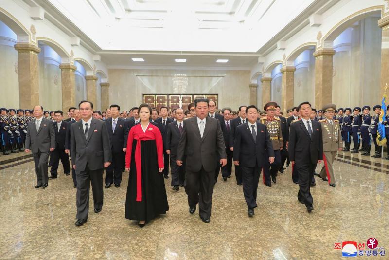 朝鲜领导人金正恩和夫人李雪主周五到平壤锦绣山太阳宫参谒，当天是朝鲜已故最高领导人金日成第110个生日。（法新社） 