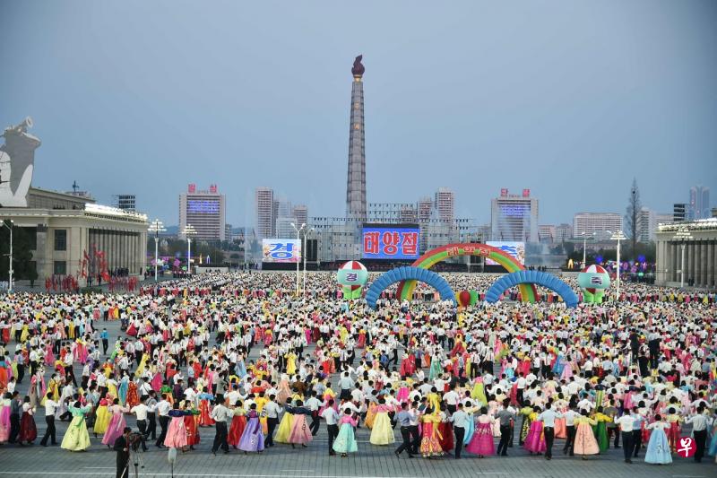 4月15日晚，朝鲜在平壤金日成广场举办“庆祝太阳节青年学生晚会”，数万人在广场上表演大型舞蹈。（法新社） 