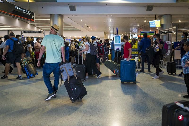 美国下调约90个国家地区的旅游警戒，但呼吁未接种疫苗者避免前往。（彭博社） 