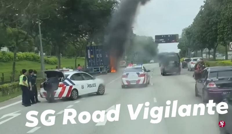 即使距离集装箱拖车至少有20米，仍然能看见滚滚黑烟。（SG Road Vigilante截图） 