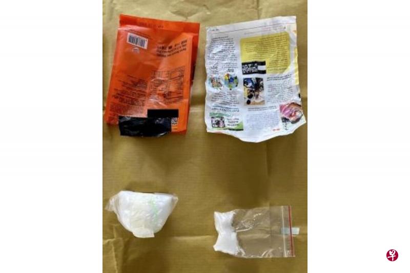 肃毒人员在4月22日的行动中，从61岁新加坡籍男子身上搜出藏在包装袋和杂志内的冰毒。（中央肃毒局提供） 