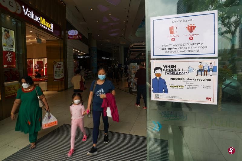 公众在进入大多数场所如购物场所、宗教场所、超市等，不必使用合力追踪应用或便携器登记。（蔡家增摄） 