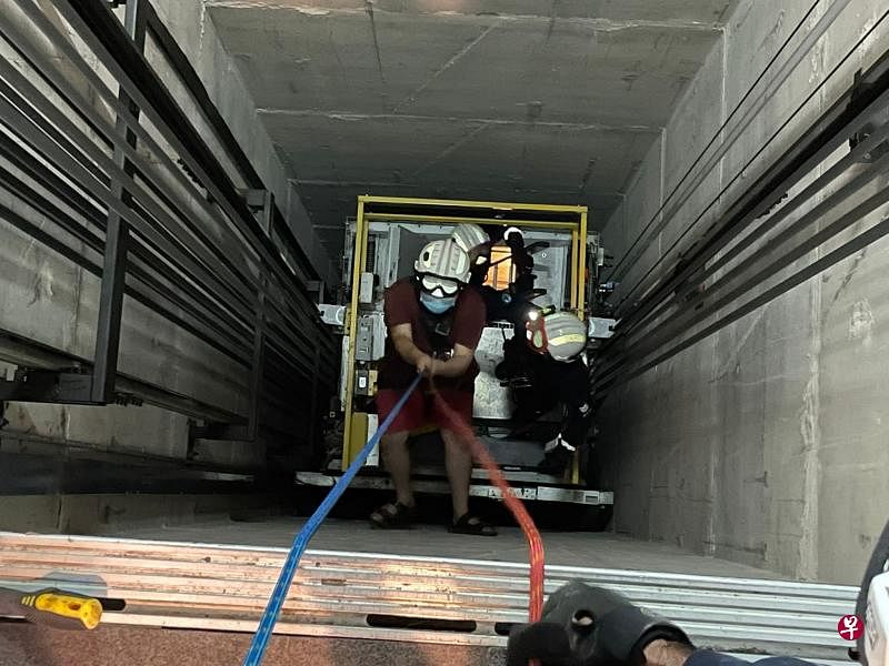 拯救人员先利用滑轮及绳索下降至电梯处，为被困人员系上安全带，并将他们救出电梯，过后再利用电动升降器将被困人员带到安全地点。（取自民防部队面簿） 