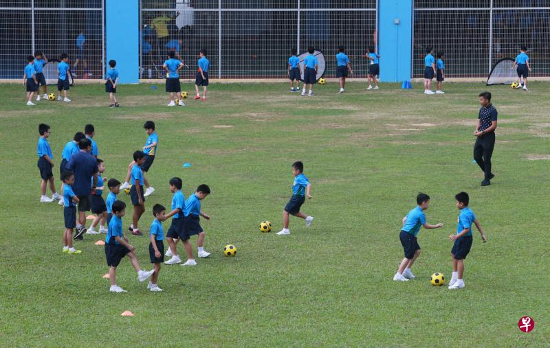随着本地大幅放宽防疫措施，学校以及高等学府也调整了校内的措施，取消学校和高等学府在校园内的人数和安全距离限制。（档案照） 