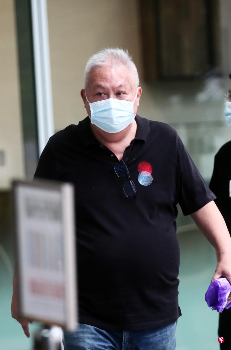 被告丁国楚承认为商人黄有志打听潜逃计划，以及抵触远程赌博法令，判坐牢12个月及罚款6万元。（海峡时报） 