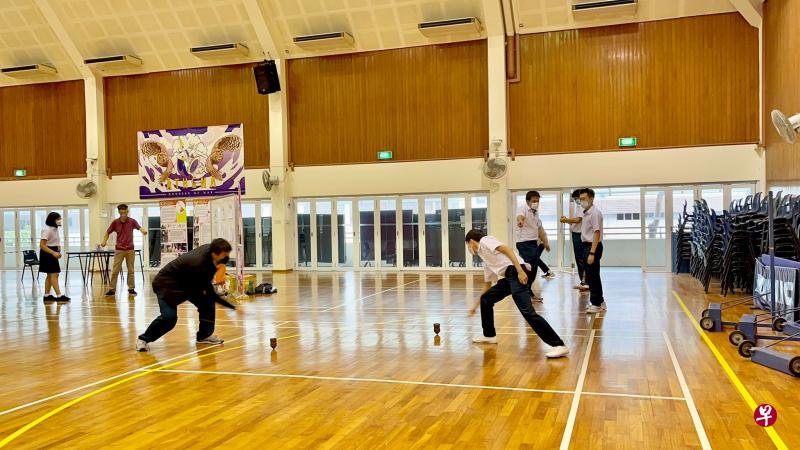 学生第一次尝试玩打陀螺。（安德逊实龙岗初院提供） 