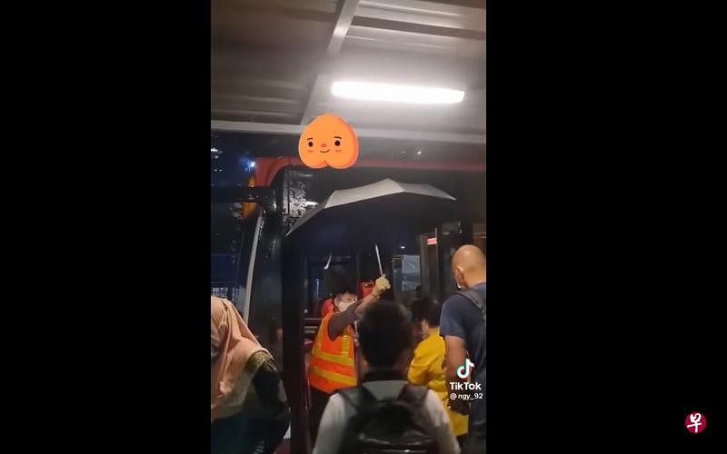 第273号巴士的女车长在雨天为上下车的乘客撑伞，获一众网民好评。（视频截图） 