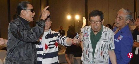 谢贤（左）与曾江（右一）在记者会起冲突，处于中间的胡枫（右二）于是劝架。（互联网） 