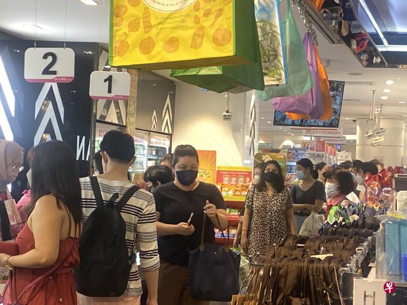 4月30日，爱雍乌节的Daiso分店有逾40人排队付款，大家都赶在涨价前来扫货。（曾美玲摄） 