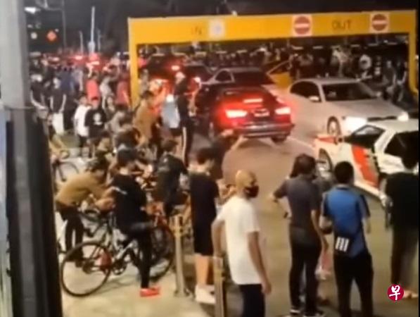 一组轿车4月29日在加冷迪卡侬外的露天停车场集合，警方接获通报后，出动警员到场维持治安，警方也正在了解这起事件。(互联网）
 