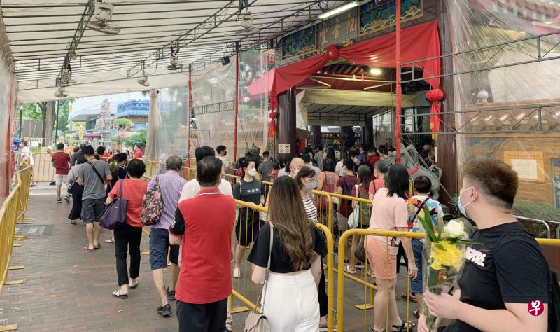 不少信众前去观音堂参拜。（郑书逸摄） 