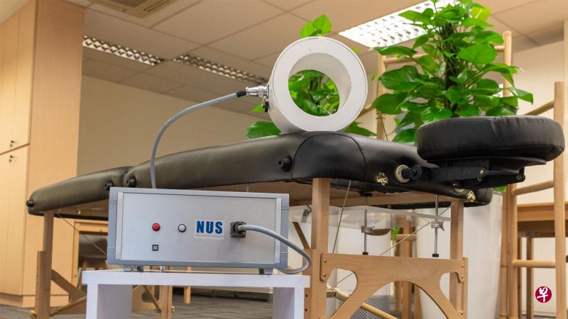由国大医疗健康创新与科技研究院、国大杨潞龄医学院外科学系的研究人员共同研发的新磁疗法，与化疗相结合，使用OncoFTX系统，可以提高乳腺癌的治疗效果。（新加坡国立大学提供） 