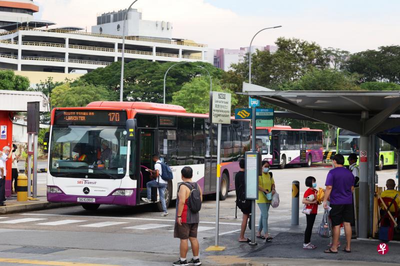 新马跨境公共巴士和德士服务本月1日起恢复，首四天有至少9万7000人次使用新捷运和SMRT经营的跨境巴士进出新马两国。（王彦燕摄） 