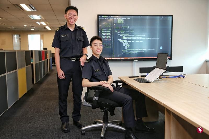 傅韦杰中士（左）和李俊杰下士利用科技，提升民防部队的效率。（海峡时报提供） 
