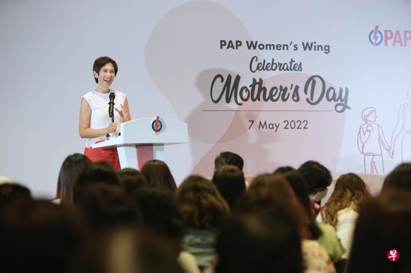 配合母亲节庆祝活动，人民行动党妇女团与人民行动党社区基金会为慈善团体筹集5万元。人民行动党妇女团主席的通讯及新闻部长兼内政部第二部长杨莉明致辞时说，受冠病疫情的影响，过去两年的母亲节都没办法和大家聚在一起。（谢智扬摄） 