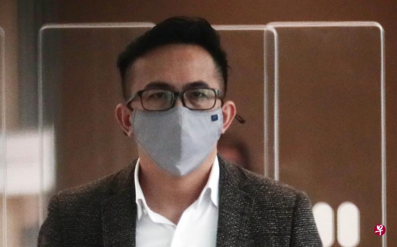 被告杨文华承认和女友争吵时从四楼组屋住家丢下三把菜刀，并称事后已积极接受心理治疗。（海峡时报） 