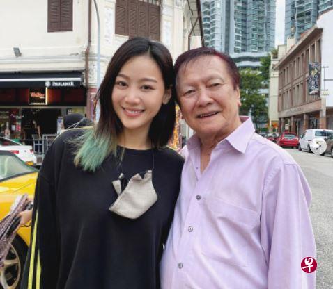 艺人刘怡伶（左）与舞蹈家爷爷刘山尼合影。（取自刘怡伶Instagram） 