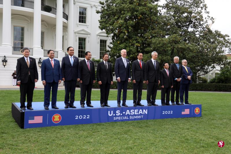 在美国出席亚细安—美国特别峰会的东南亚国家领导人在出席晚宴前，和美国总统拜登在白宫南草坪拍集体照。（严宣融摄）
 