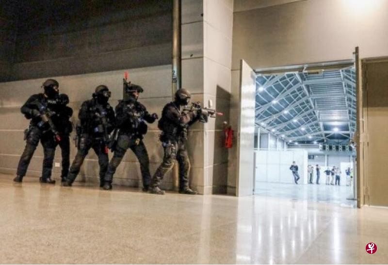 警员在新加坡博览中心进行反恐演习。（新加坡警察部队提供） 