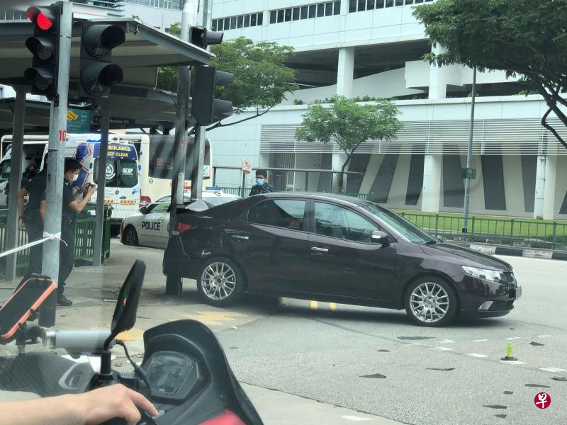 文庆路和加冷巴鲁路的十字路口发生一起车祸，一辆深色汽车撞上路边的行人交通灯。（读者提供） 