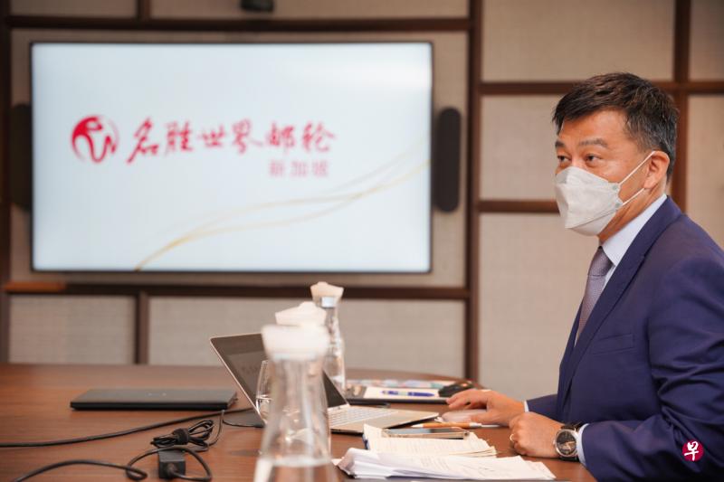 名胜世界邮轮总裁兼国际销售部主管吴明发在记者会上介绍，第一艘游轮“云顶梦号”将在6月15日从新加坡开启首航之旅。（张荣摄） 