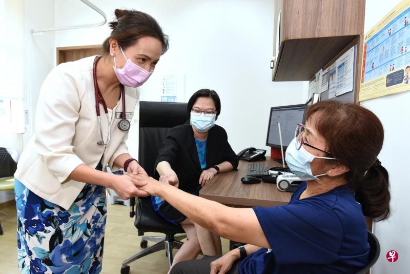 武吉巴督综合诊疗所主任郭幸佳医生（左）在黄廷方综合医院老年专科主任兼高级顾问医生欧淑意医生（右）的陪同下，评估年长者是否衰弱。（亚历山大医院提供） 