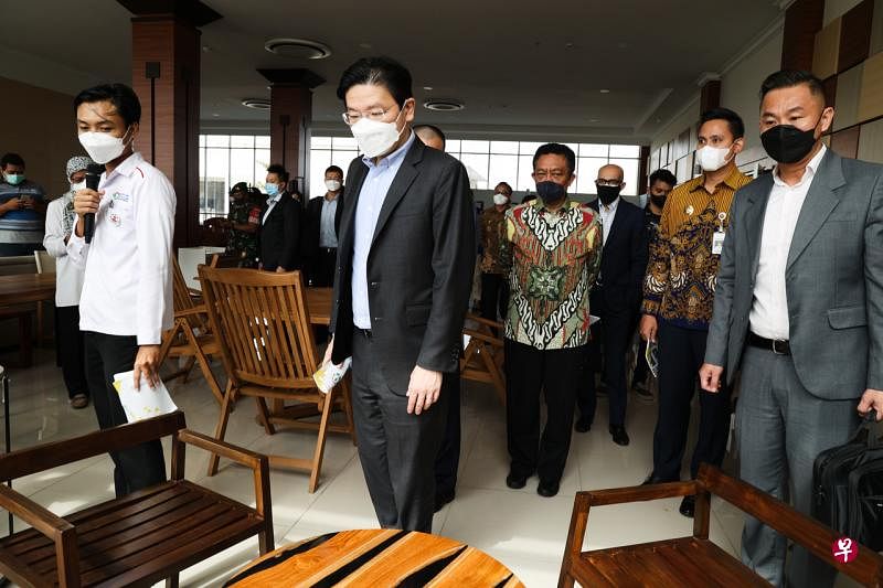 在印度尼西亚访问的财政部长黄循财（左二），今天（5月19日）走访肯德尔工业园。（蔡家增摄） 