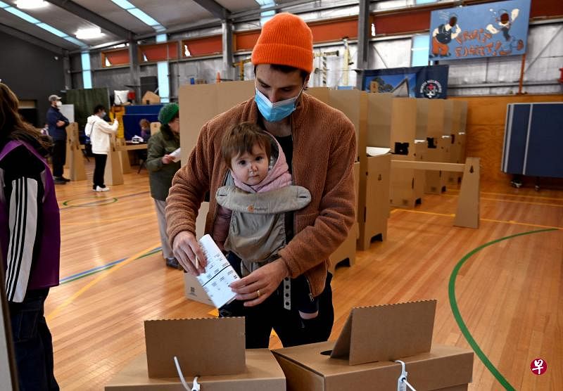 澳洲联邦选举周六投票，图为一名澳洲男子带着宝宝到墨尔本的投票站投票。（法新社） 