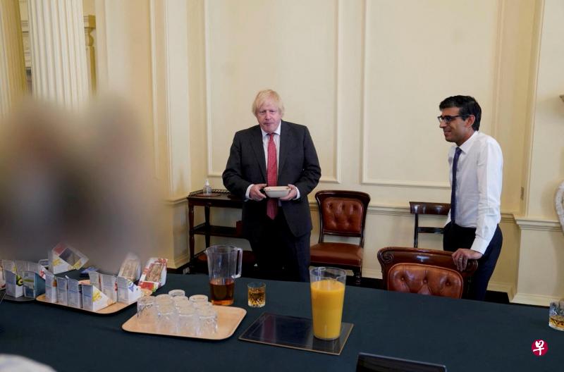 图为2020年6月，英国首相约翰逊（左）和英国财长苏纳克（右）参加首相府人员为约翰逊举办的生日派对的照片。（路透社／英国政府） 