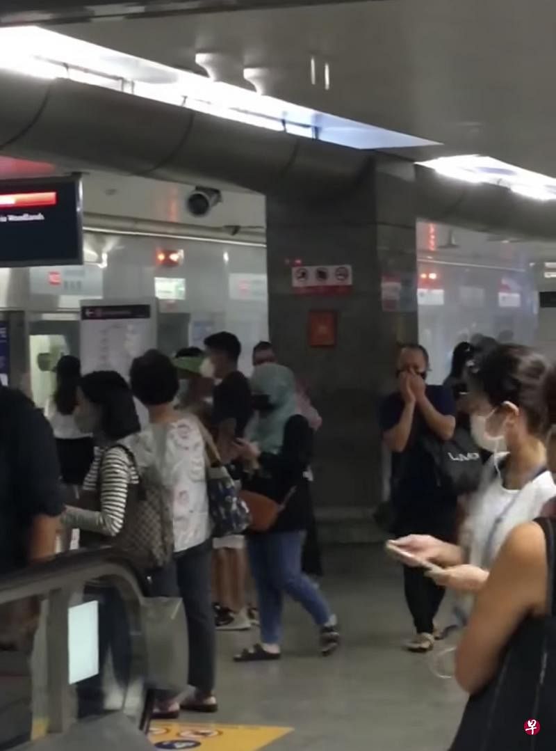 一名乘客乘搭地铁时，行动充电宝突然起火，所幸另一名乘客即时将火扑灭。（取自Singapore Atrium Sale面簿专页） 