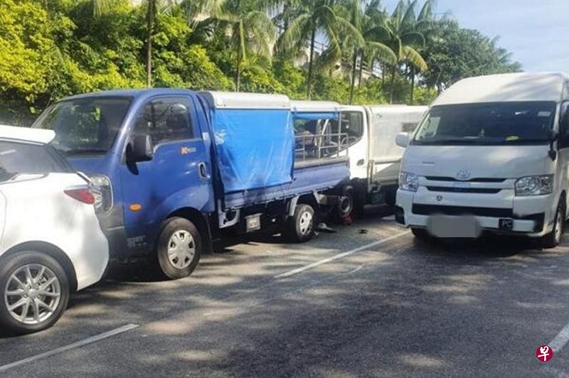 淡滨尼快速公路发生五车连撞的交通意外，一人受困被救出，共八人送院。（读者提供） 