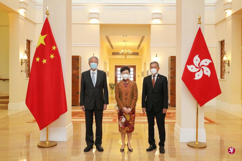 到访香港的新加坡国务资政兼国家安全统筹部长张志贤（左一），今天在礼宾府会见香港现任特首林郑月娥（中）。随张志贤出访的新加坡外交部长维文（右一），也出席会见。（通讯及新闻部提供） 