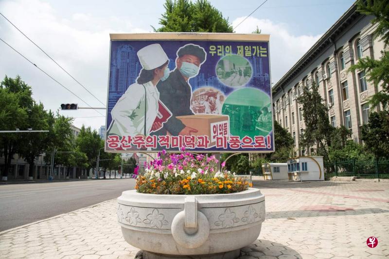 韩国政府多次阐明，正寻求与朝鲜进行防疫合作的机会。图为平壤百货商店外展示的海报。（法新社） 