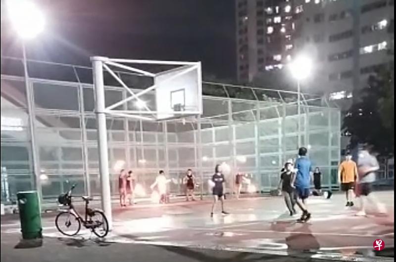 公众申诉，青年经常在篮球场玩火棒，担心会有人受伤。（受访者提供） 