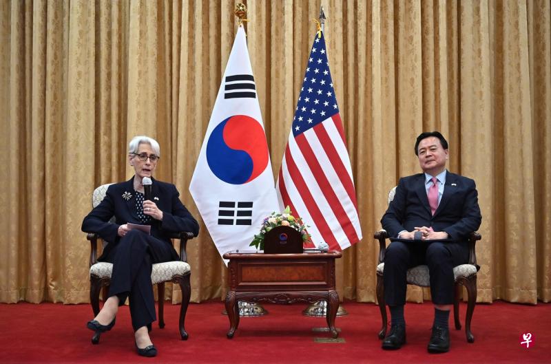 韩国外交部第一次官（副部长）赵贤东（右）与正在访韩的美国副国务卿谢尔曼举行韩美副外长会谈。（法新社） 