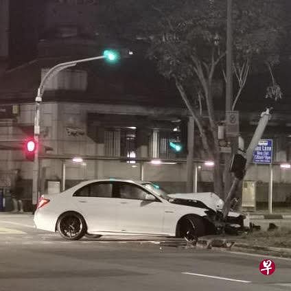 司机涉酒驾，撞上灯柱。（读者提供） 
